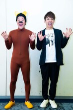 MBSのキャラクター・らいよんチャンに扮するアインシュタイン稲田（左）と河井（右）。