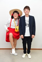 「となりのトトロ」のメイに扮するアインシュタイン稲田（左）と河井（右）。