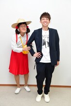 「となりのトトロ」のメイに扮するアインシュタイン稲田（左）と河井（右）。