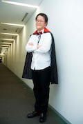 ドラキュラに扮するアインシュタイン稲田。