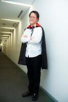ドラキュラに扮するアインシュタイン稲田。