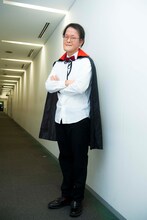ドラキュラに扮するアインシュタイン稲田。
