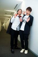 ドラキュラに扮するアインシュタイン稲田（左）と河井（右）。