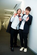 ドラキュラに扮するアインシュタイン稲田（左）と河井（右）。