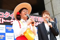 「となりのトトロ」のメイに扮するアインシュタイン稲田（左）。