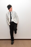 相方・河井の仮装を披露するアインシュタイン稲田。