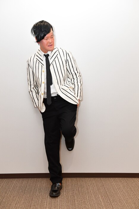 相方・河井の仮装を披露するアインシュタイン稲田。