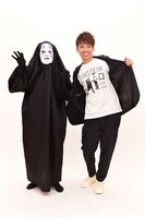 「千と千尋の神隠し」のカオナシに扮するアインシュタイン稲田（左）と河井（右）。