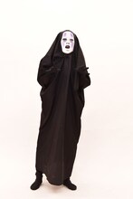 「千と千尋の神隠し」のカオナシに扮するアインシュタイン稲田。