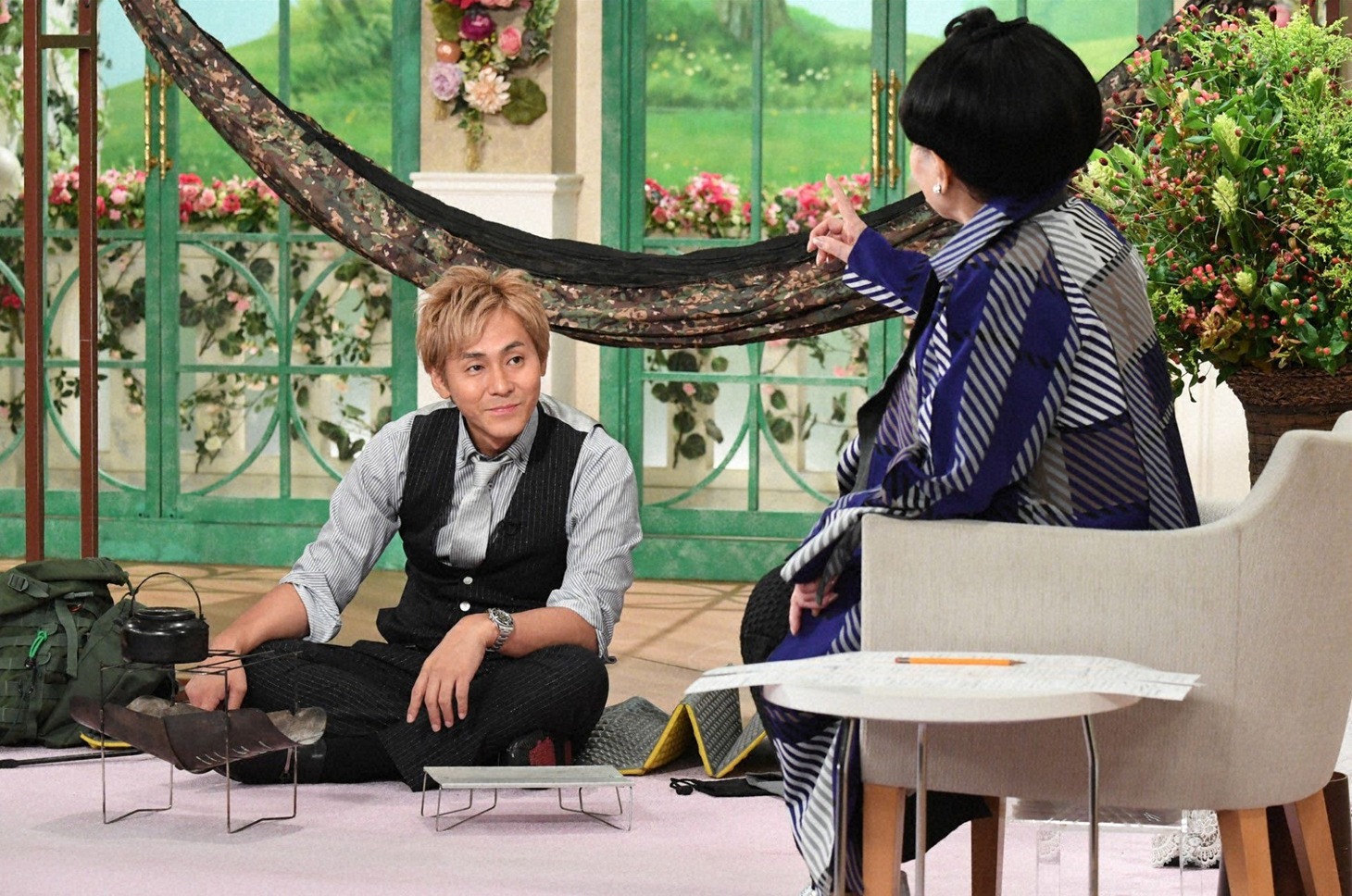 「徹子の部屋」でソロキャンプを再現するヒロシ。(c)テレビ朝日