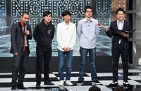 トンツカタン（中央3人）と進行役の千鳥。