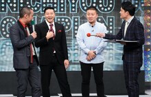 チョコレートプラネット（中央2人）と進行役の千鳥。