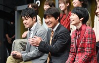 ネタを鑑賞するMC陣。