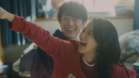 バイトの神様（松本人志）に爆笑する彼女（山本舞香）。