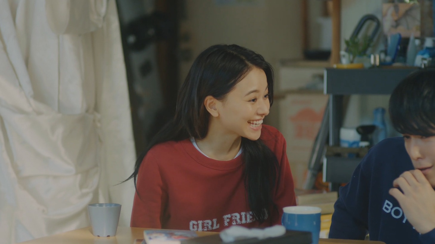 「グイグイくる彼女 大好き編」のワンシーン。