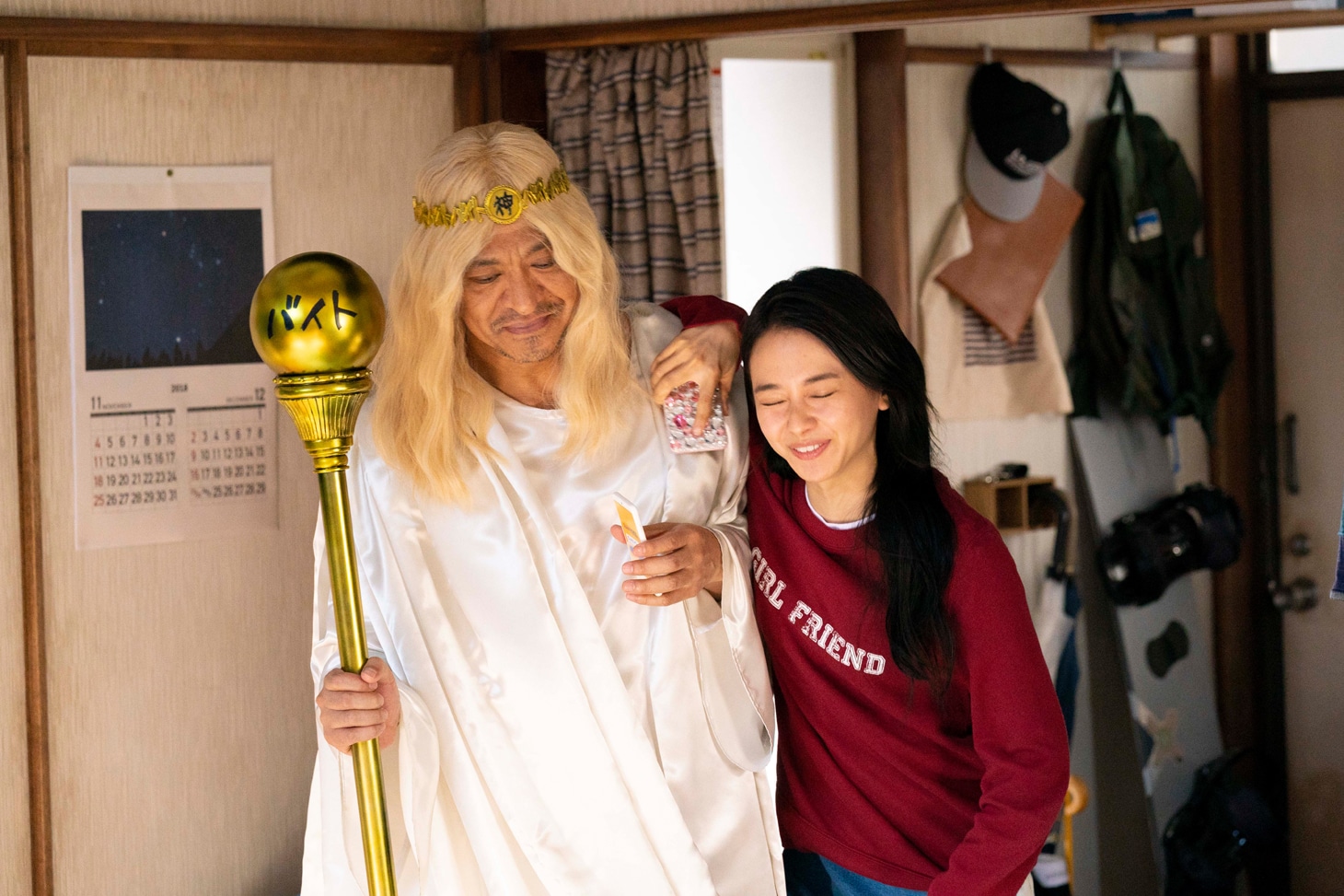 タウンワーク新CM撮影中の様子。左から松本人志、山本舞香。