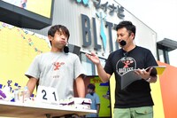 チキンナゲット大食い対決でハライチ岩井に破れたアルコ＆ピース酒井（左）と相方・平子。(c)TBSラジオ