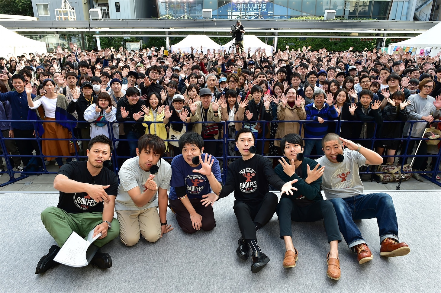 24時台三兄弟と、会場に詰めかけたリスナーたち。(c)TBSラジオ