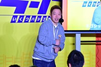 ネゴシックス。ネタの途中、パーカーのひもがマイクに絡みつくが本人だけが気づかないハプニングに見舞われた。(c)TBSラジオ