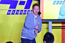 ネゴシックス。ネタの途中、パーカーのひもがマイクに絡みつくが本人だけが気づかないハプニングに見舞われた。(c)TBSラジオ