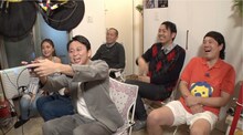 ゲームで白熱する有吉弘行ら。(c)テレビ東京