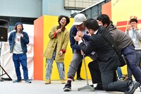 「ならのよる選手権」でマイクを奪い合う参加者たち。