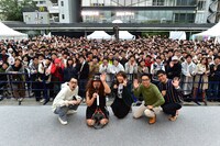 イベント終了後に撮影された来場者との記念写真。