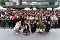 イベント終了後に撮影された来場者との記念写真。