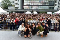 イベント終了後に撮影された来場者との記念写真。