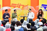 トークするおぎやはぎとバナナマン。