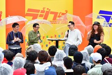 トークするおぎやはぎとバナナマン。