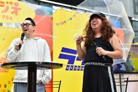 バナナマン。左から設楽、大坂なおみ選手のコスプレで登場した日村。