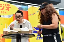 兼ちゃん餃子を味わうバナナマン。