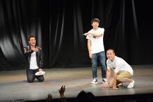 菊田のうちわを欲しがるファンの多さに驚くハナコ。