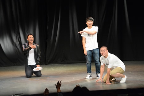 菊田のうちわを欲しがるファンの多さに驚くハナコ。