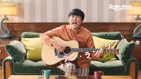 劇団ひとり扮するパパがギターを鳴らす。