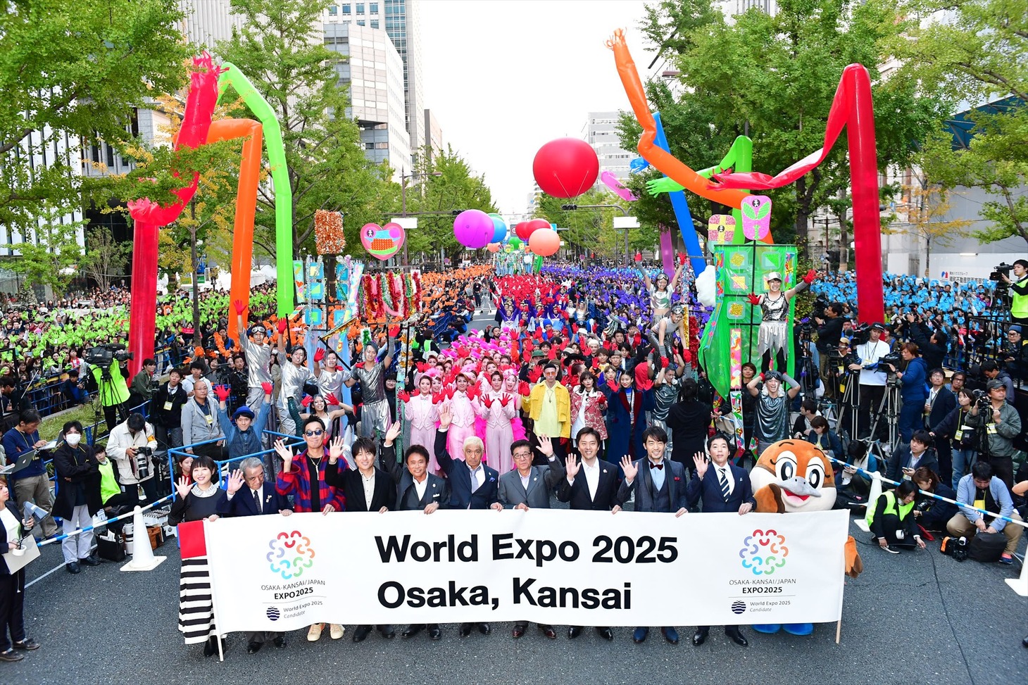 「御堂筋オータムパーティー2018 御堂筋ランウェイ」の出演者たちと会場の様子。