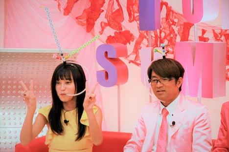 (左から)小島瑠璃子、さまぁ~ず大竹。(c)BeeTV