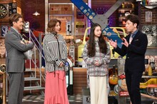 左からヒロミ、仲里依紗、趣里、フットボールアワー後藤。(c)日本テレビ