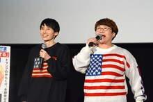 「マイケル・ムーア監督じゃねえよ！」と叫ぶハリセンボン春菜（右）。