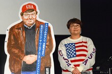 マイケル・ムーアの等身大パネルと並ぶハリセンボン春菜。