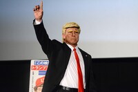 トランプ大統領に扮した松下アキラ。