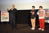 トランプ大統領に扮して演説する松下アキラ（左）。