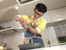 料理をするロバート馬場。