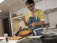 料理をするロバート馬場。