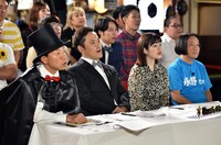 （手前左から）バイきんぐ小峠、くりぃむしちゅー有田、筧美和子、永野。(c)TBS