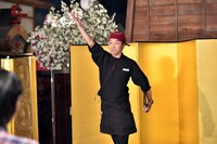 「大江戸温泉物語芸人 大発掘SP!!」特別MCの桐野安生。(c)TBS