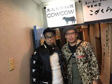 「COWCOW」という名の店を訪れるCOWCOW。