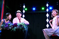 左から曽田茉莉江、鈴木おさむ、ゆーびーむ☆。(c)BSフジ