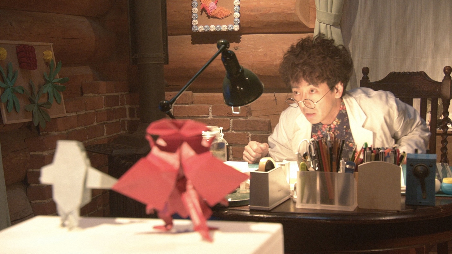 「オリガミ博士だけの四角い時間」のワンシーン。手前の折り紙の声を東京03飯塚とハライチ岩井が務める。(c)NHK
